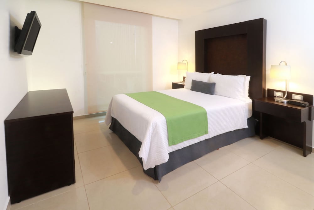 Room, 1 Queen Bed, Non Smoking (Mobility Accessible) photo 3