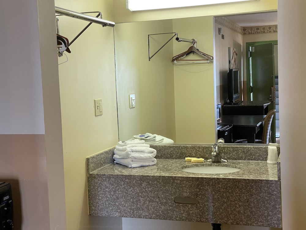 Deluxe Room, 2 Queen Beds - Photo 7