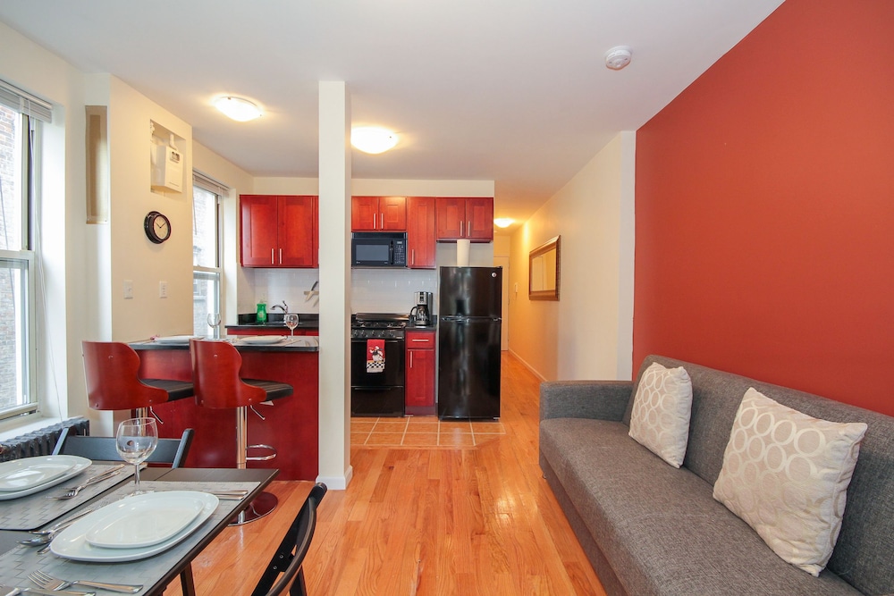 City Apartment, 2 Bedrooms photo 3