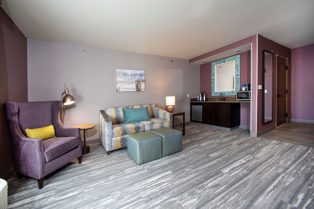 Suite, 1 King Bed, Accessible (Hearing) - Photo 3