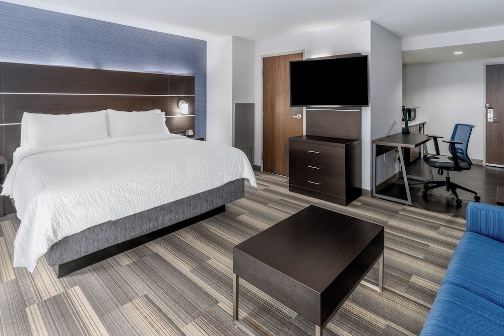 Suite, 1 King Bed - Photo 2