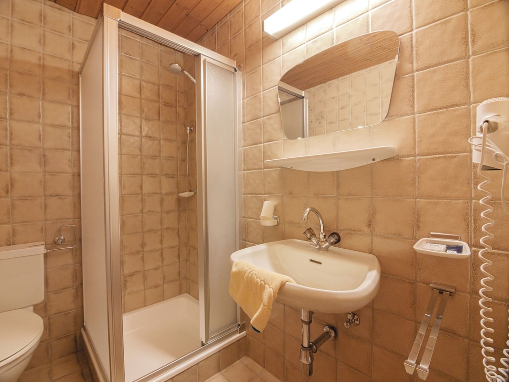 Economy Double Room, Balcony, Courtyard View photo 2