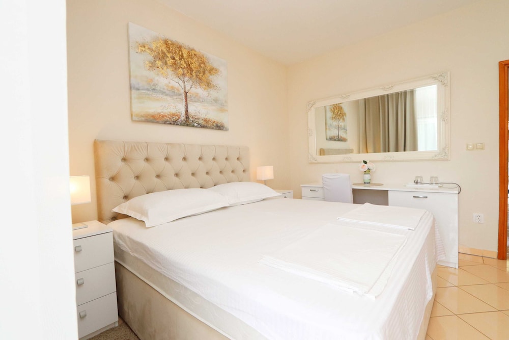 Suite (Two Bedroom Suite with Balcony and Ga)