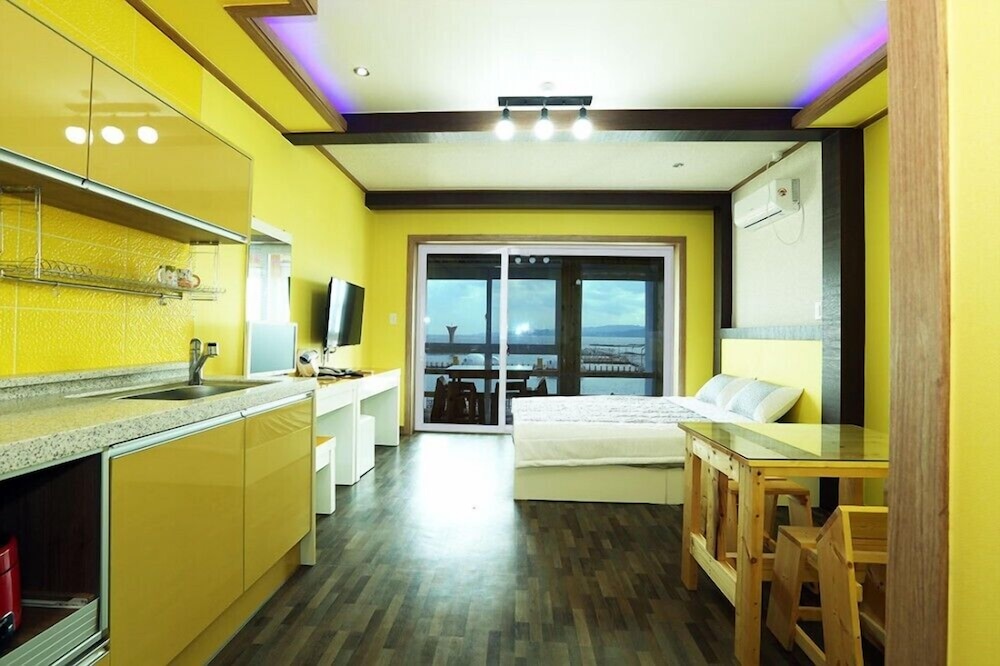 Room (202) photo 1