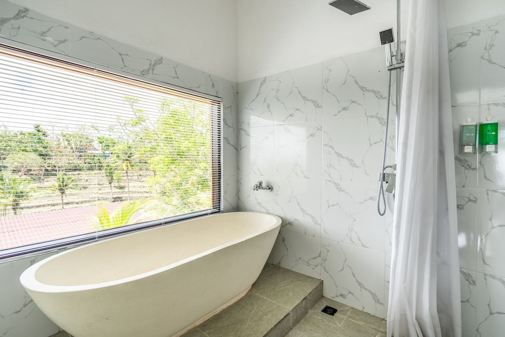 Deluxe Double Room, Bathtub, Sea View photo 2