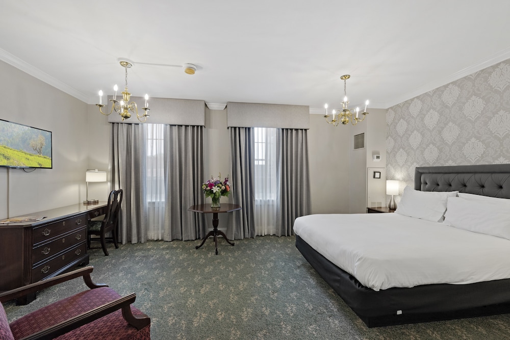 Superior Room, 1 King Bed (Cabot) photo 1