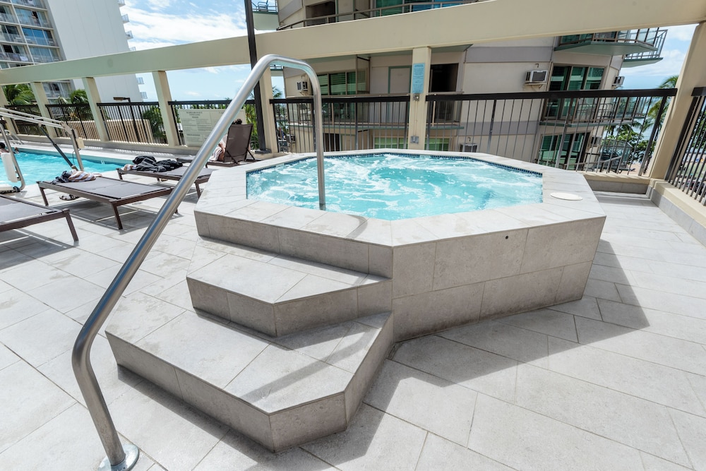 Aston Waikiki Beach Tower: Deluxe Condo, Lanai, Ocean View photo