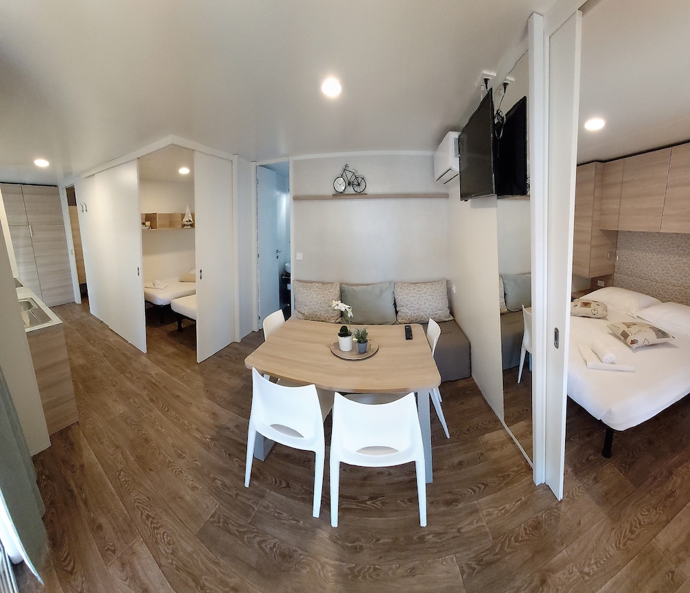 Deluxe Mobile Home, Sea View