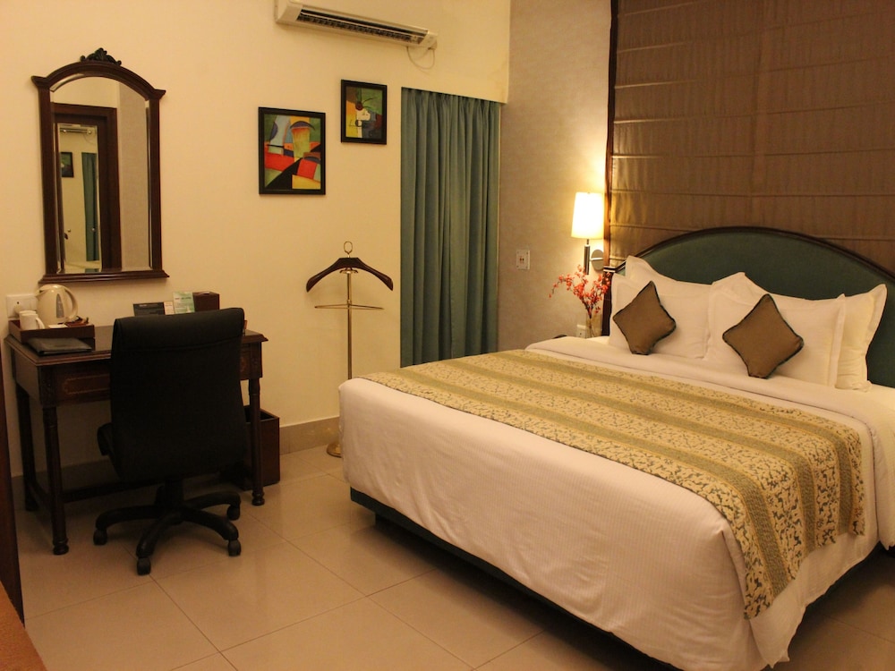 Executive Suite, 1 King Bed, City View - Photo 5