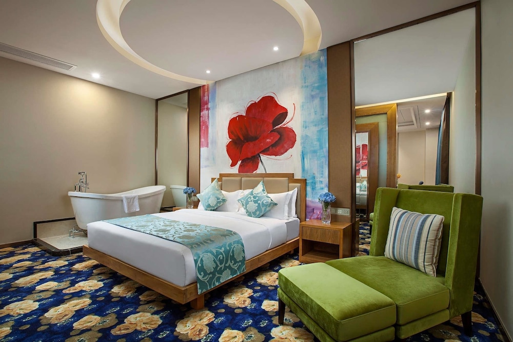 Suite, 1 King Bed, Smoking photo 2