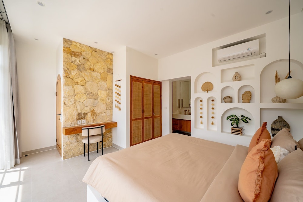 Deluxe Villa, 1 King Bed, Patio, Pool View photo 3