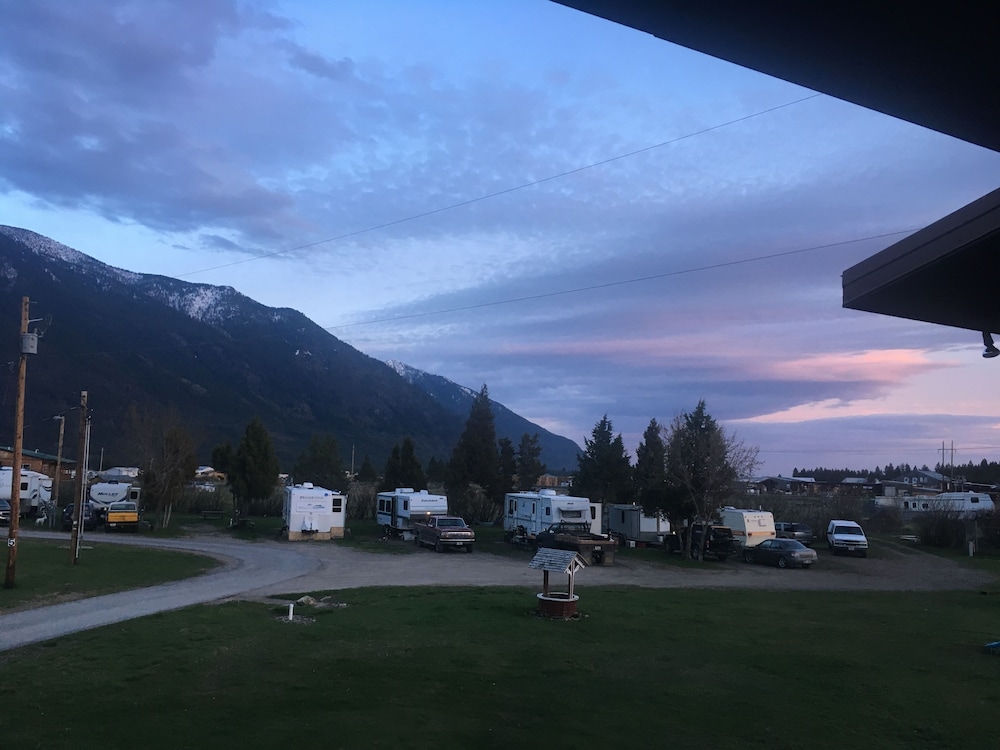 Grizzly Den Suite, 2nd Floor, No Pets; Remodeled 2018 photo 3