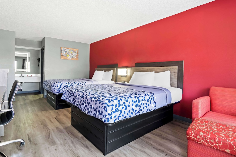 Room, 2 Queen Beds, Smoking - Photo 1