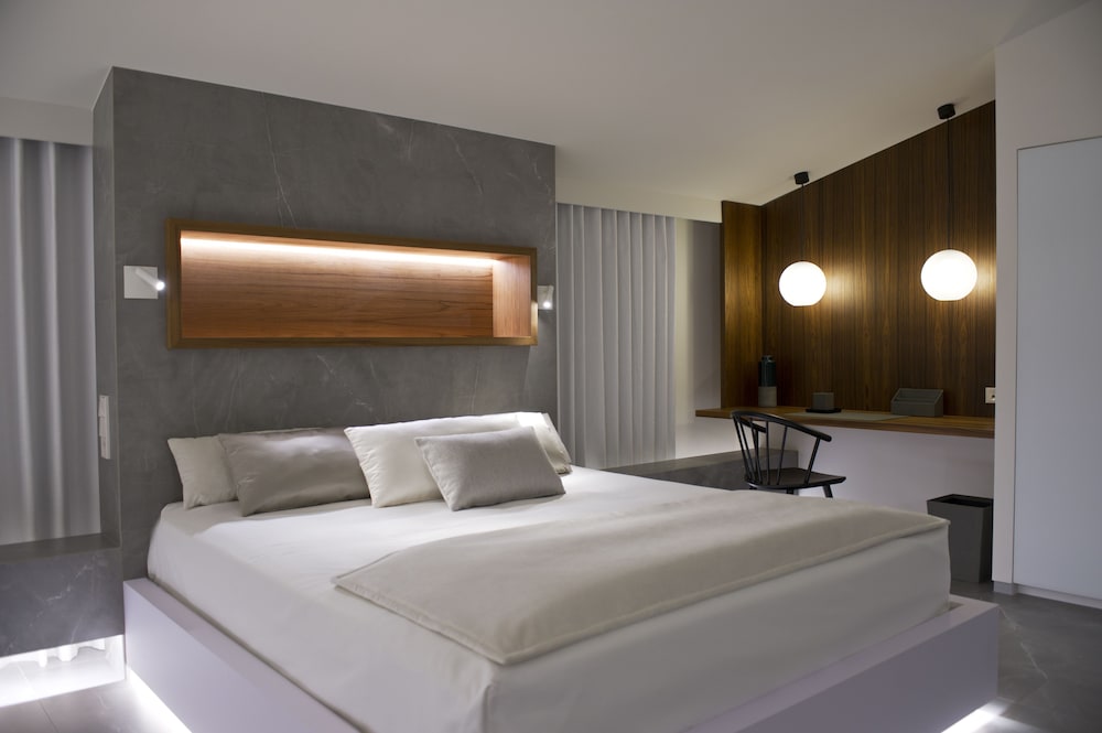 Prestige Suit, Port view - Photo 18