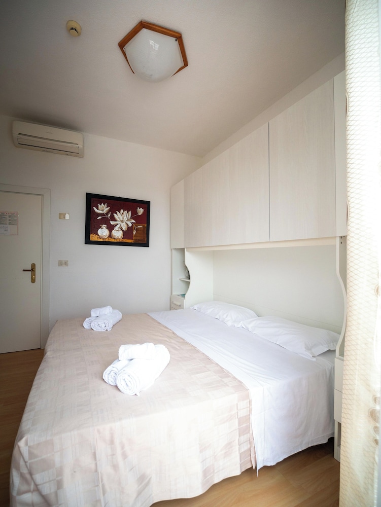 Standard Room photo 2