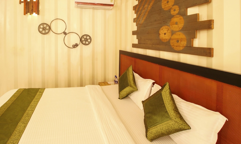 Standard Room, 1 King Bed, Non Smoking photo 3