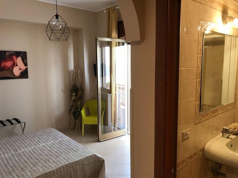 Deluxe Double or Twin Room, Partial Sea View photo 3