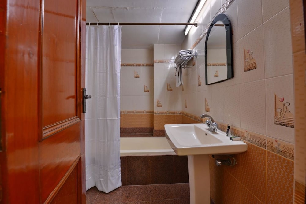 Executive Room, 1 King Bed, Smoking photo 3
