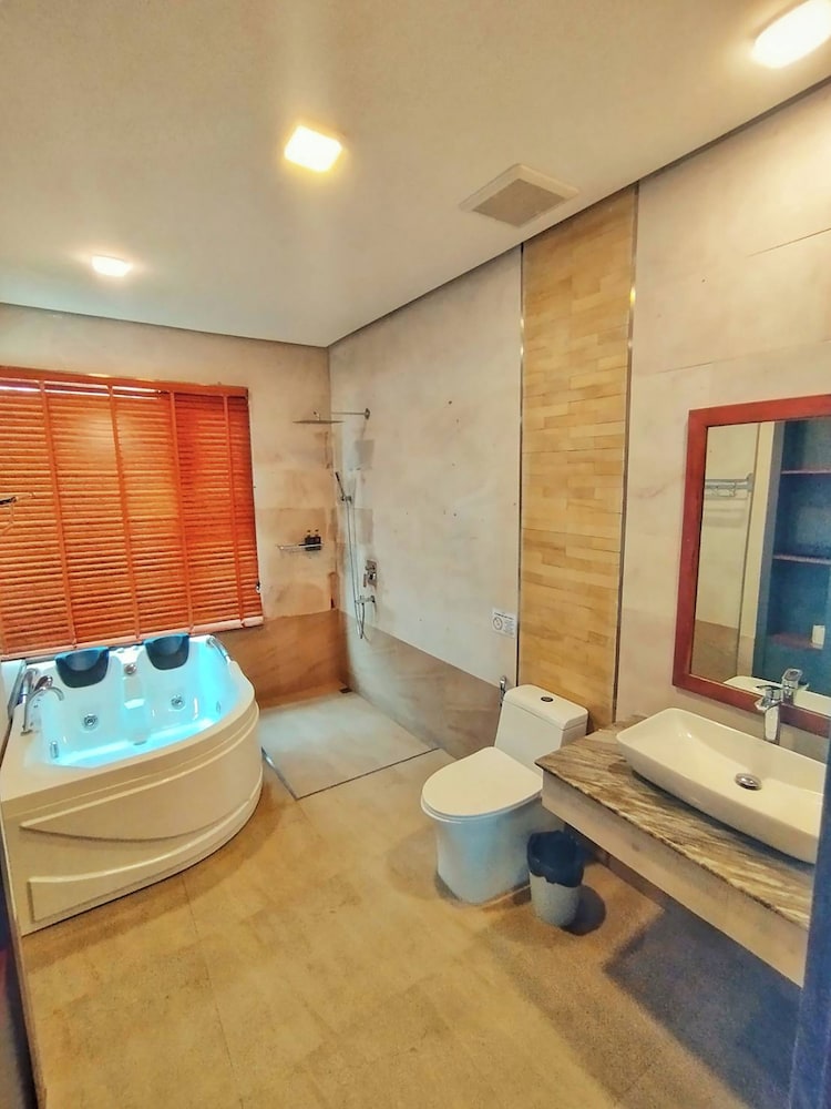 Deluxe Room with Ocean View and Jacuzzi - Photo 10