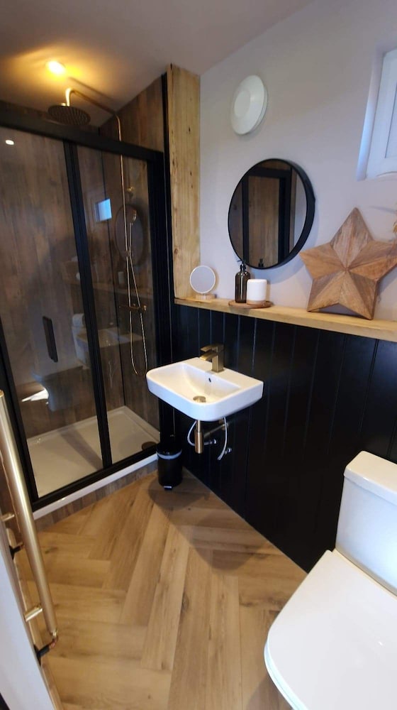 Luxury Apartment, Ensuite (WILLOW Private Hot Tub ) photo 3