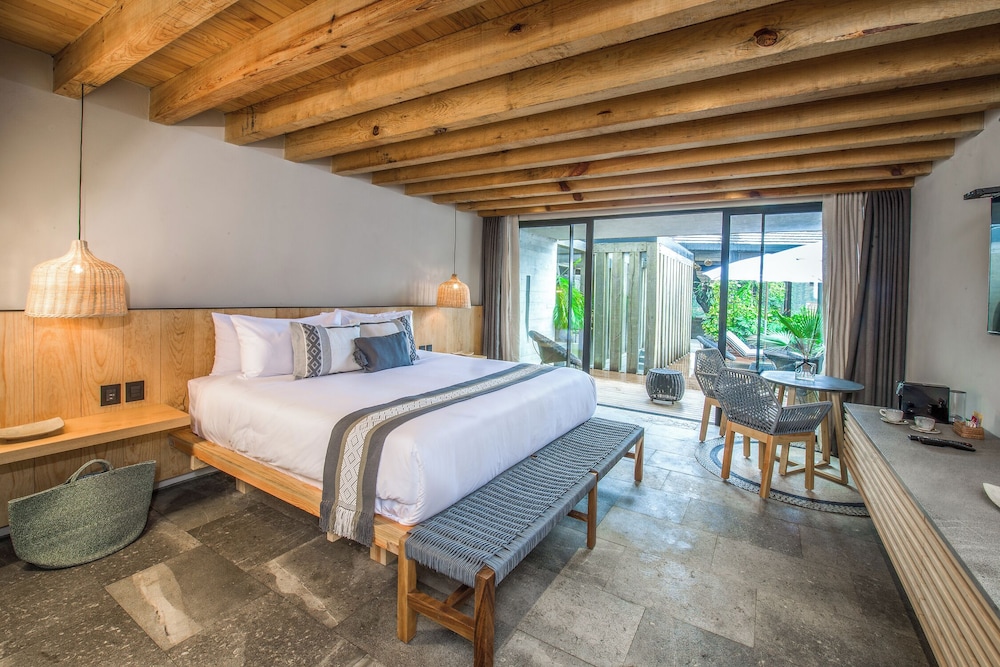 Junior Suite, Pool View photo 2
