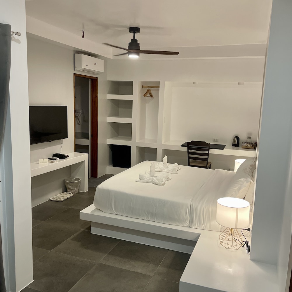 Deluxe Double Room - Photo 14