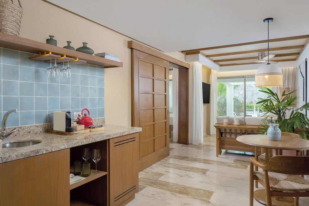 Zel Two Bedroom Master Suite Swimup