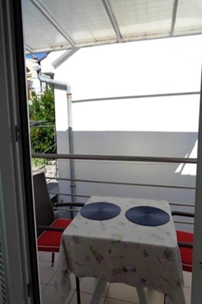 Studio (Vlado - 100 m from pebble beach - SA6) photo 1