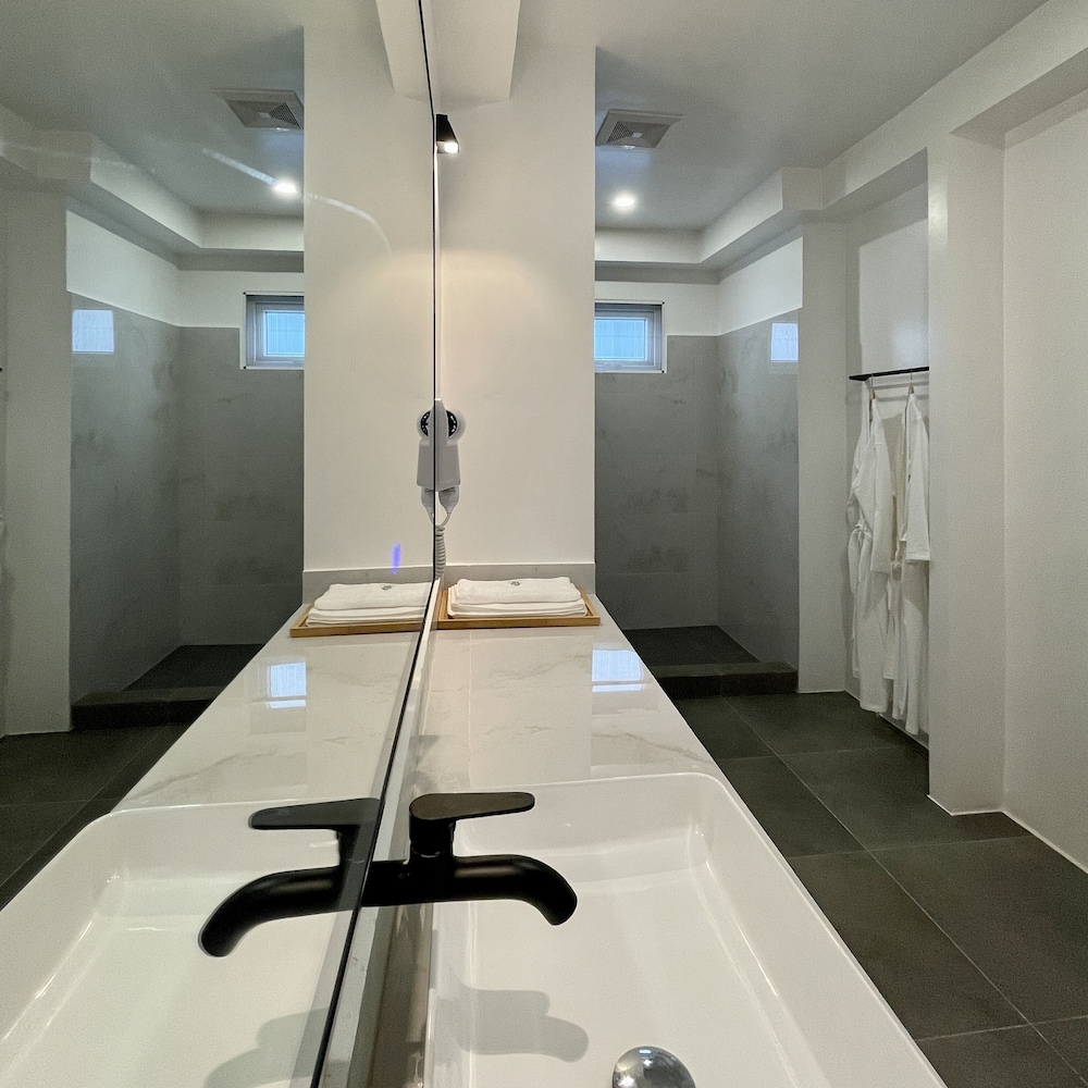 Suite - Photo 11