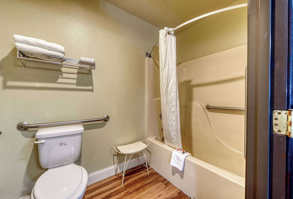 Room, 1 Queen Bed, Accessible, Non Smoking (Mobility) - Photo 4