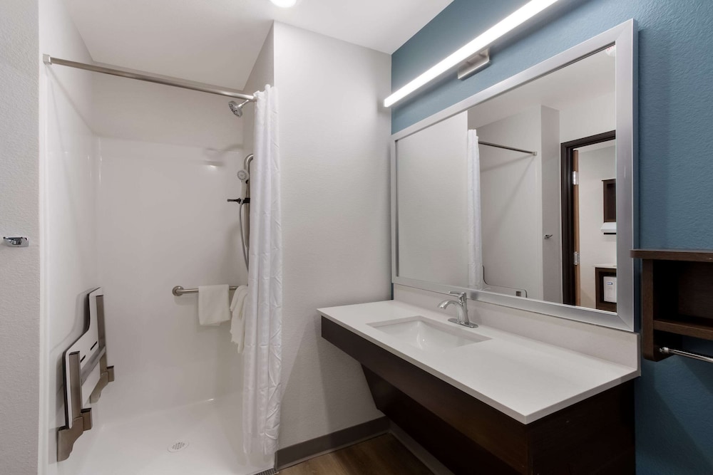 Room, 1 Queen Bed, Accessible, Non Smoking (Roll-In Shower) photo 2