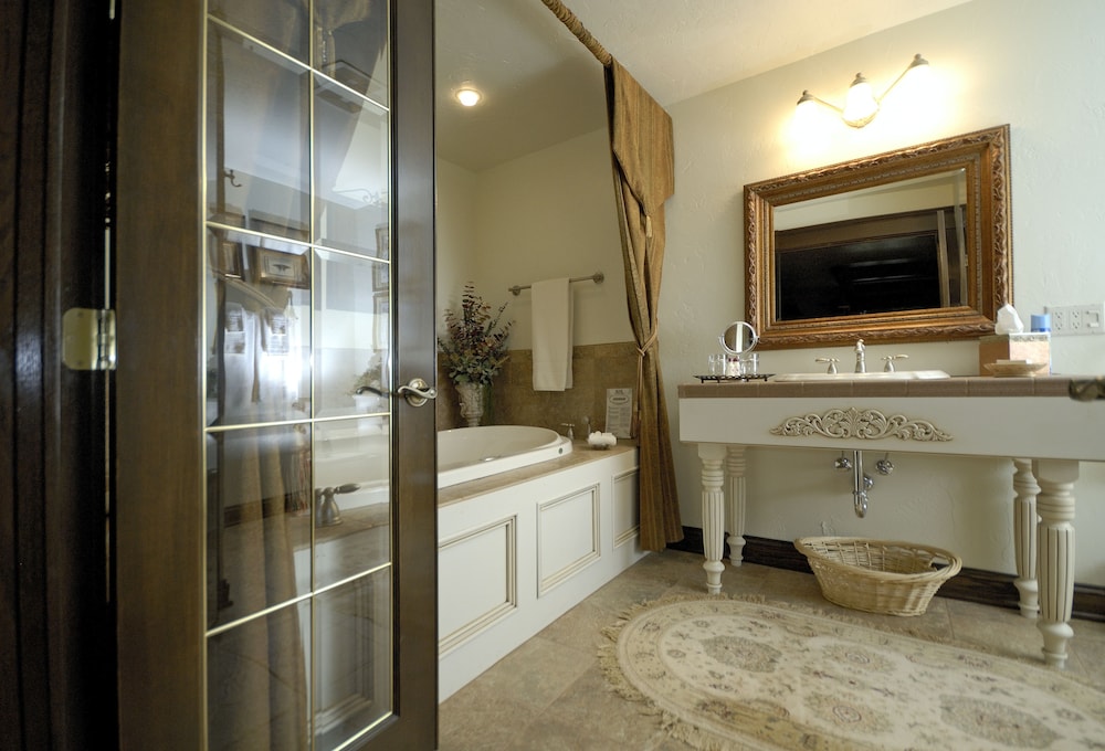 Premium Suite, 1 Queen Bed (The Sage Suite) photo 3