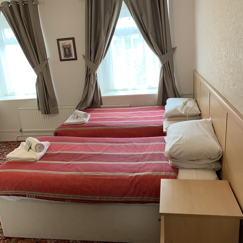 Lower Ground Floor Street Facing Twin Room photo 1