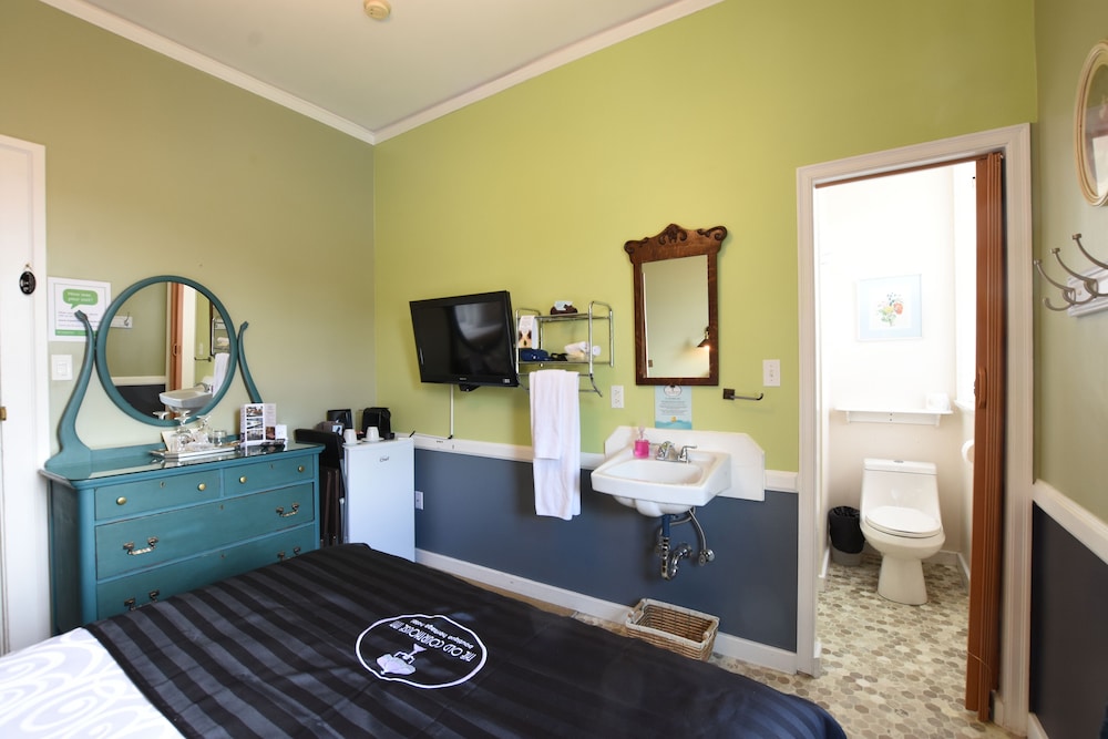 Standard Room, 1 Queen Bed, Refrigerator, Partial Ocean View photo 1