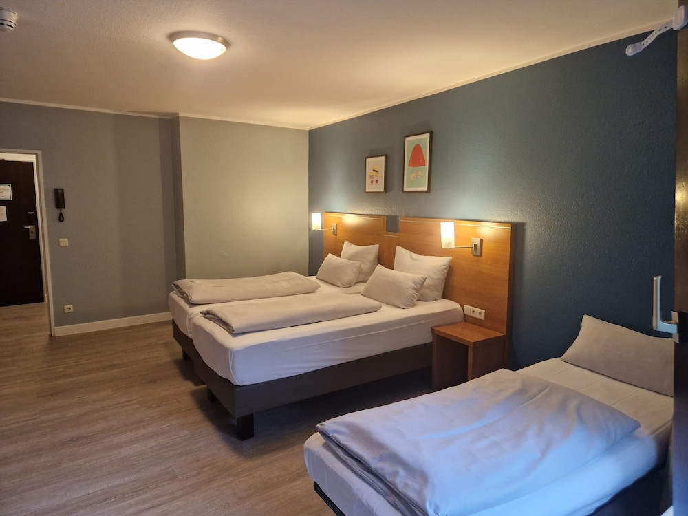 Standard Room, 1 Queen Bed, Garden View - Photo 4