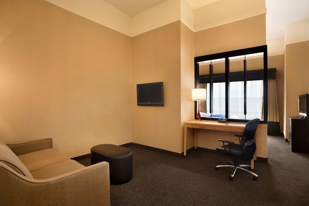 Junior Suite, 1 King Bed, Non Smoking - Photo 3
