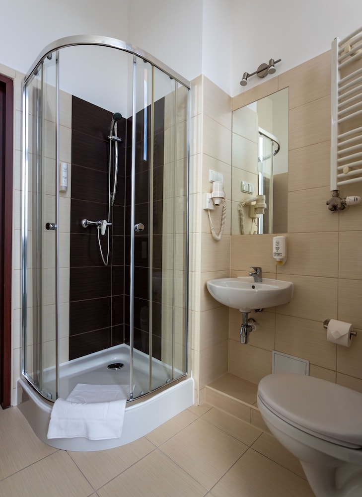 Standard Double Room - Photo 11