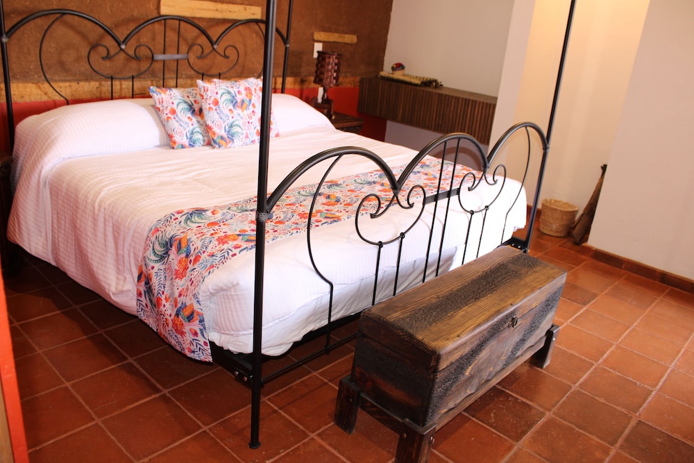Classic Room, 1 King Bed photo 2
