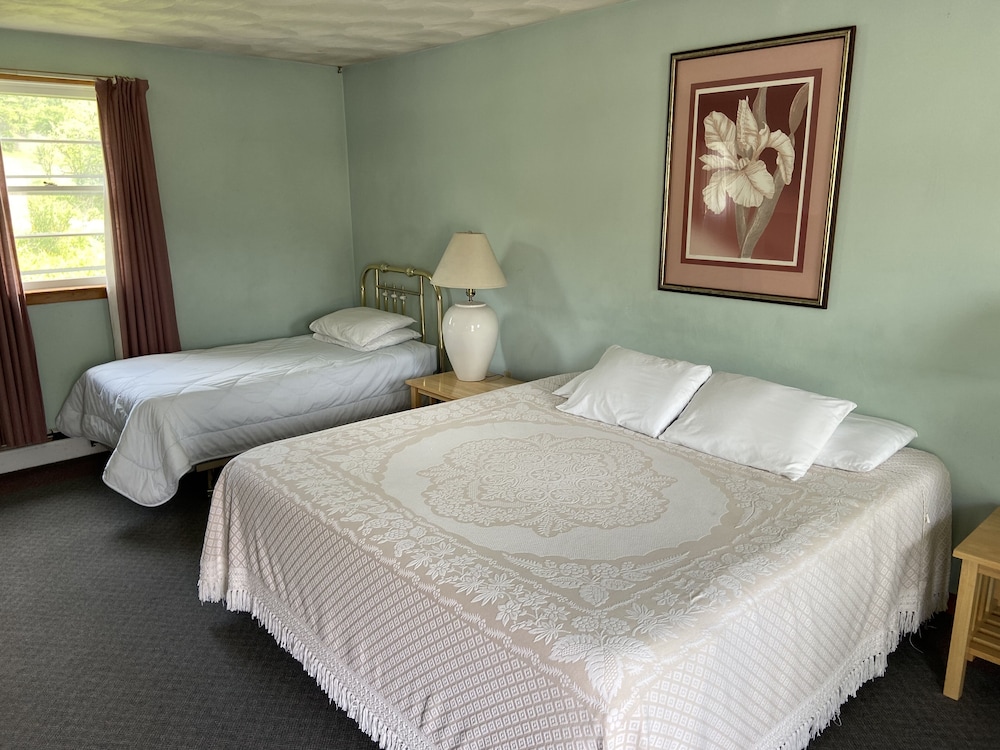 Comfort Room, 2 Queen Beds, Non Smoking photo 2