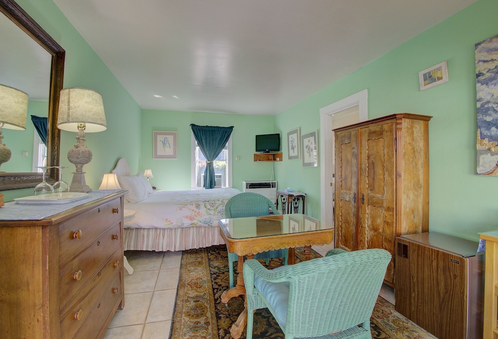 Room, Private Bathroom (Hummingbird) photo 2