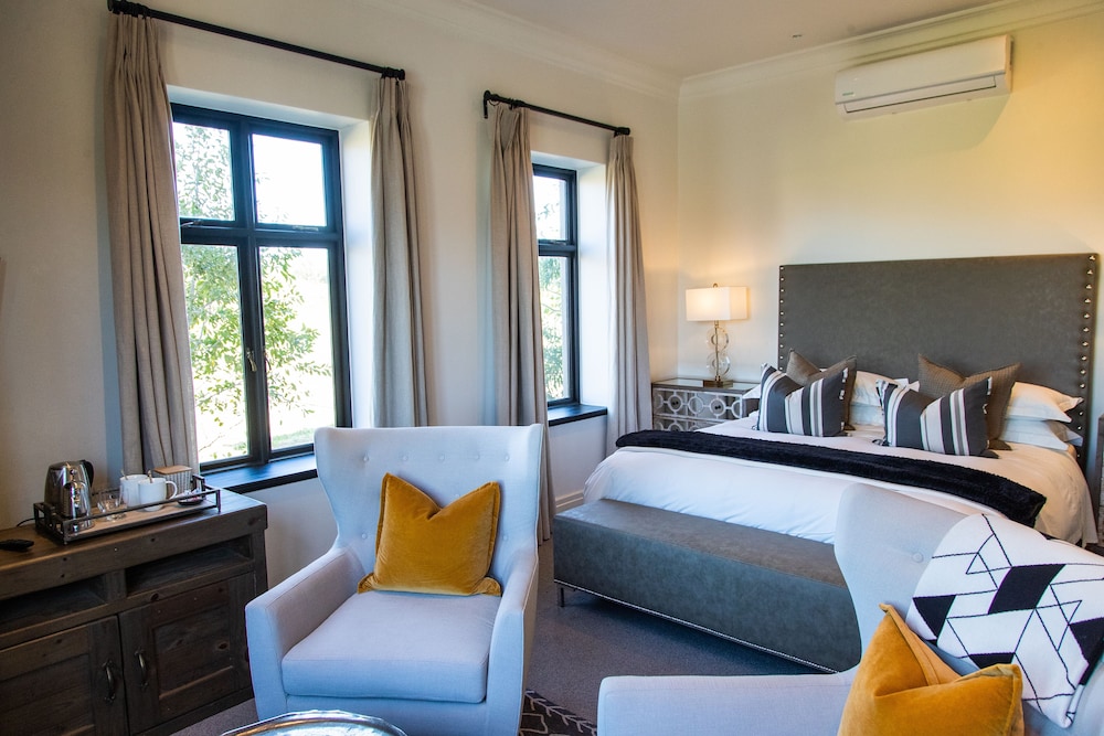 Superior Studio Suite, 1 King Bed, Non Smoking, Garden View photo 2