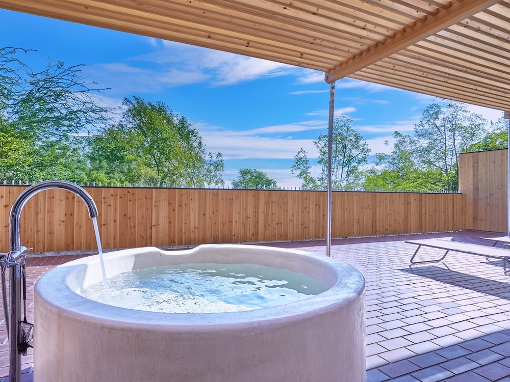 Standard Studio Suite, 1 Bedroom, Non Smoking, Pool View photo 3