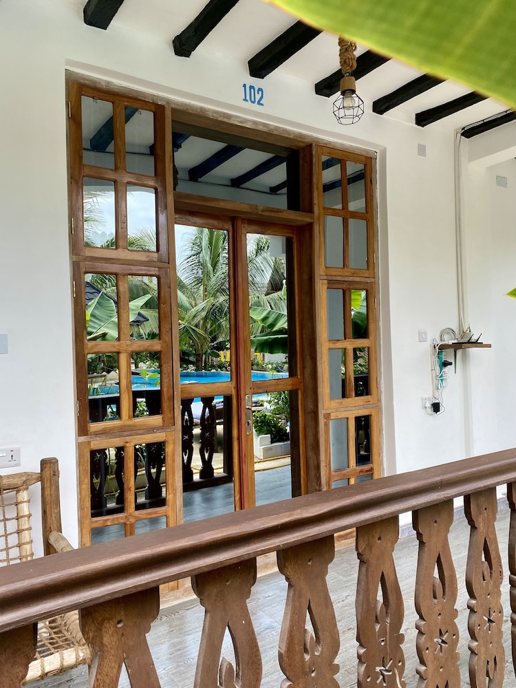 Deluxe Room, 1 King Bed, Pool View