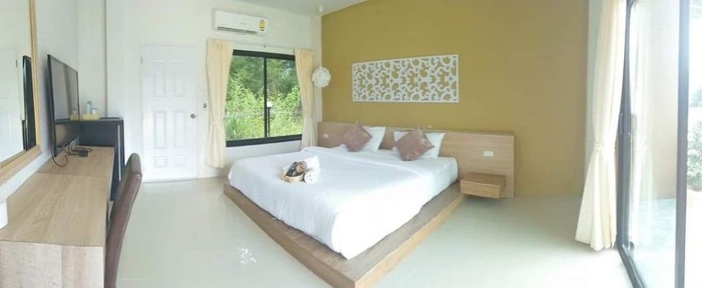 Luxury Room, 1 King Bed, Canal View photo 3