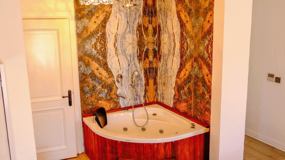 Deluxe Double Room, Jetted Tub photo 2