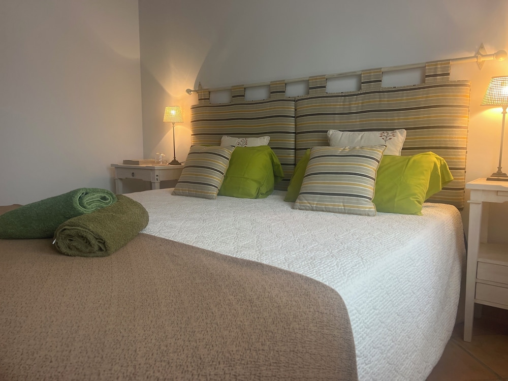 Deluxe Room, 1 King Bed, Non Smoking, Resort View (Green) photo 3