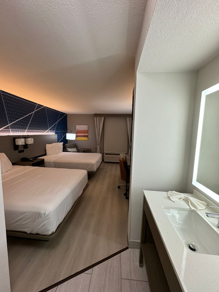 Standard Room, 2 Queen Beds, Non Smoking - Photo 21