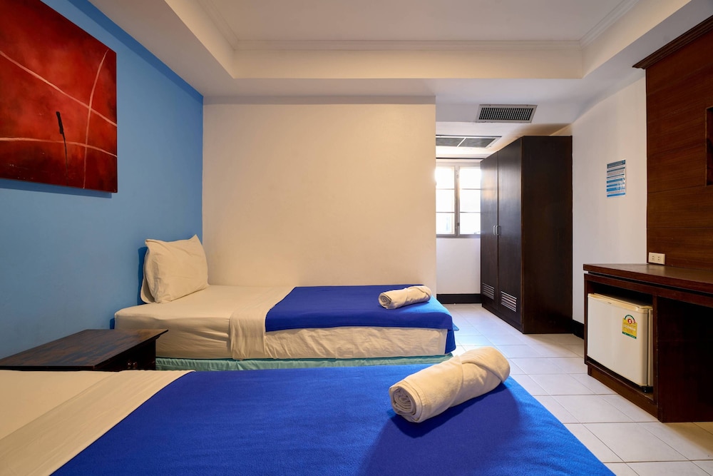 Budget Twin Room - Photo 6
