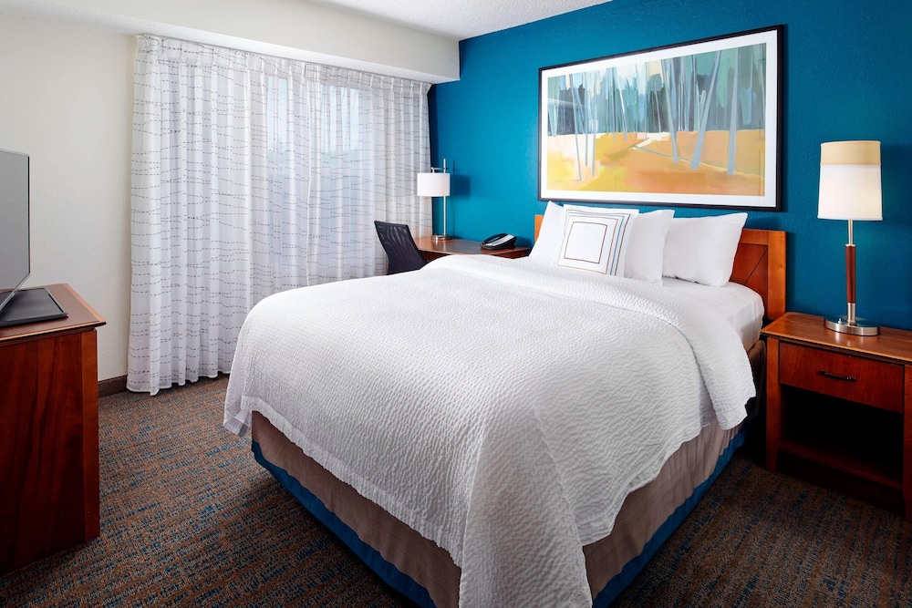 Suite, 1 Bedroom (Mobility/Hearing Access, Roll-In Shwr) photo 3
