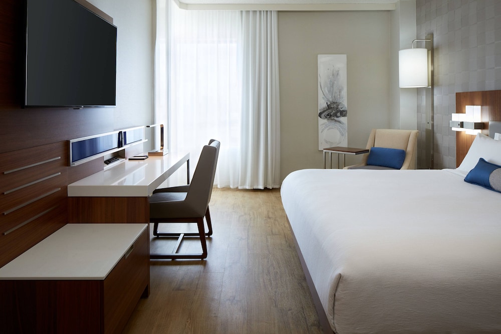 Deluxe Room, 1 King Bed with Sofa bed, Corner - Photo 8